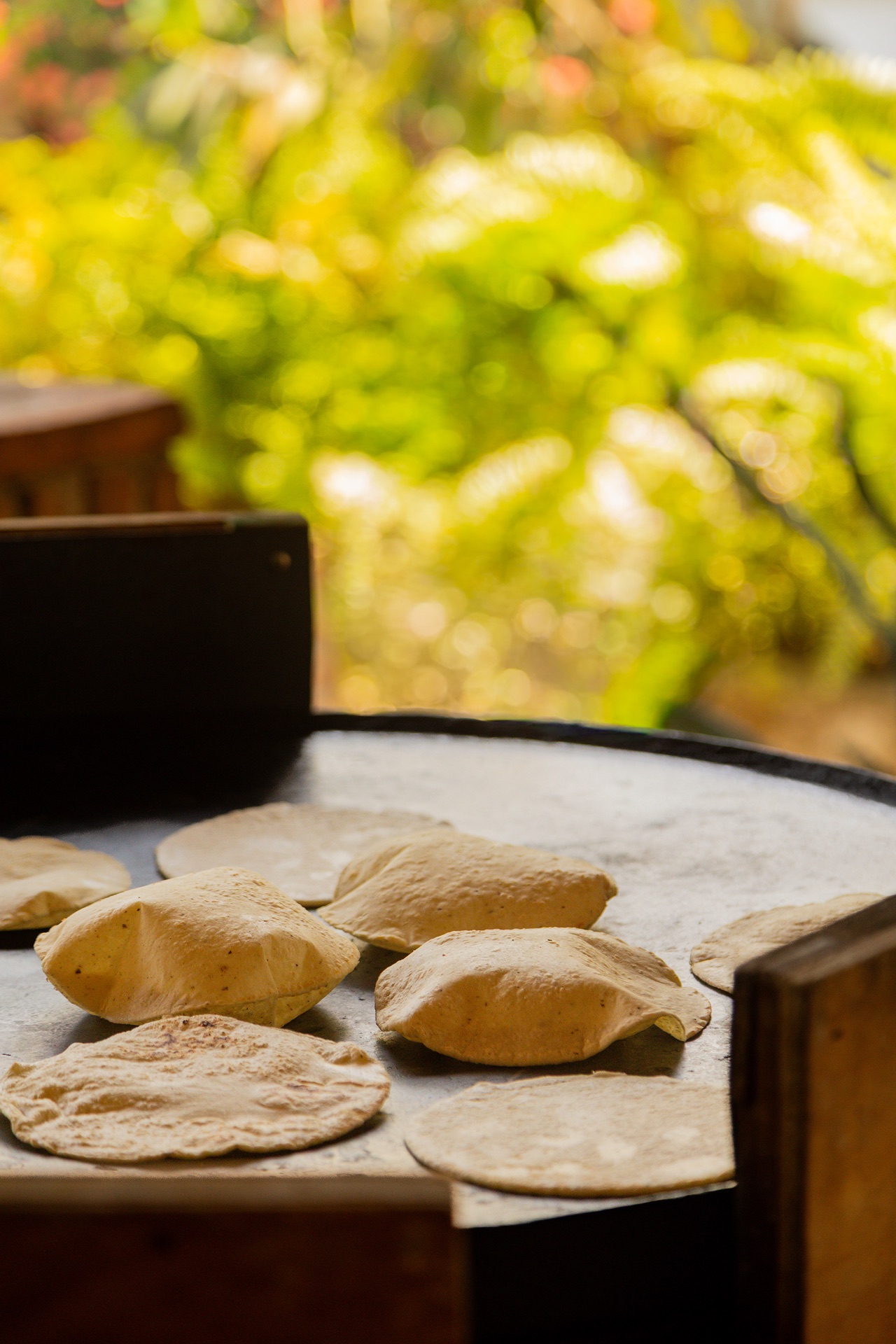 Tortillas hechas a mano en el comal