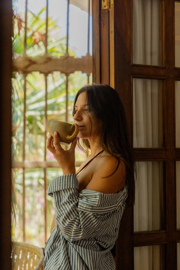 Huésped disfrutando un café