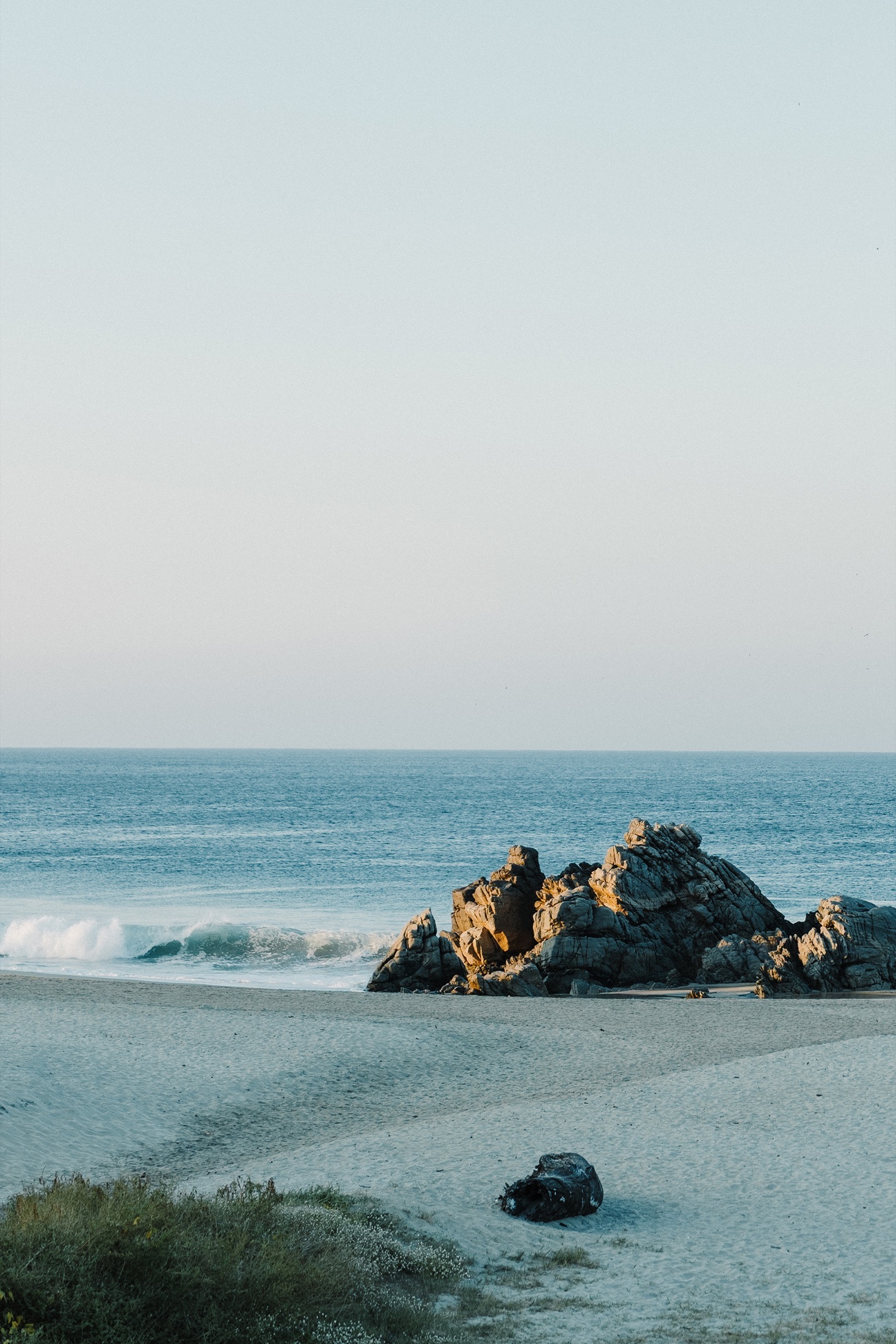Rocas en la playa de Zicatela al atardecer